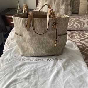 Michal Kors Purse with dust bag 8.5/10 condition